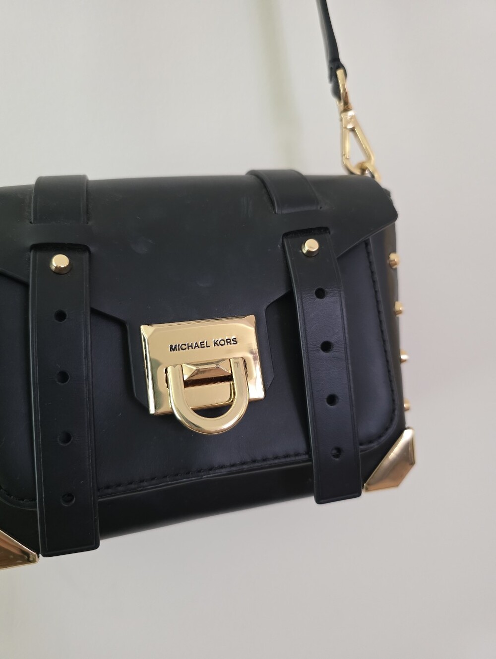 Michael Kors Manhattan Leather Stud Shoulder Bag Crossbody Flap Lock Black Gold - Picture 4 of 11